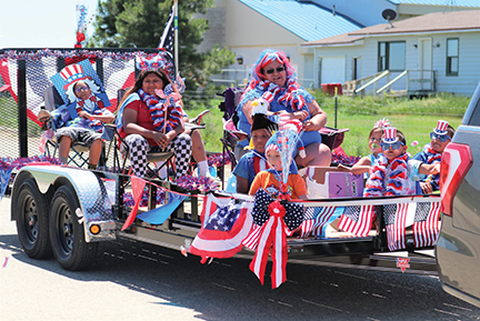 Issue28MANDAREE PARADE ONE OF THE MANY COLORFUL FLOATS IN THE MANDAREE PARADE LAST SATURDAY -rev-web